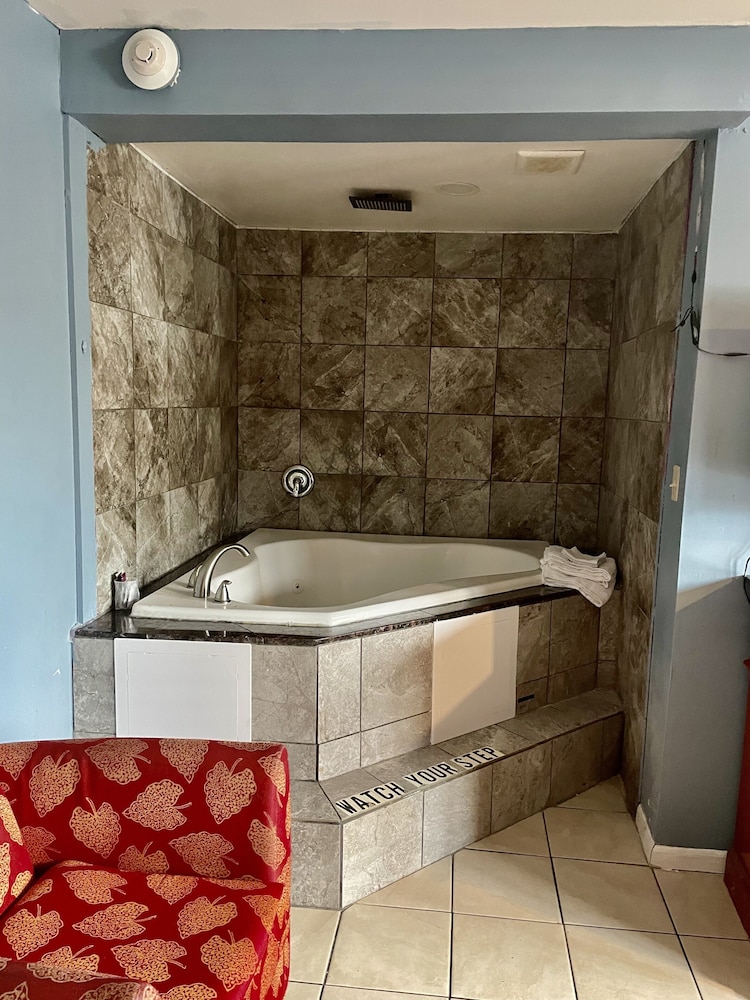Skylark Motel 5/49
