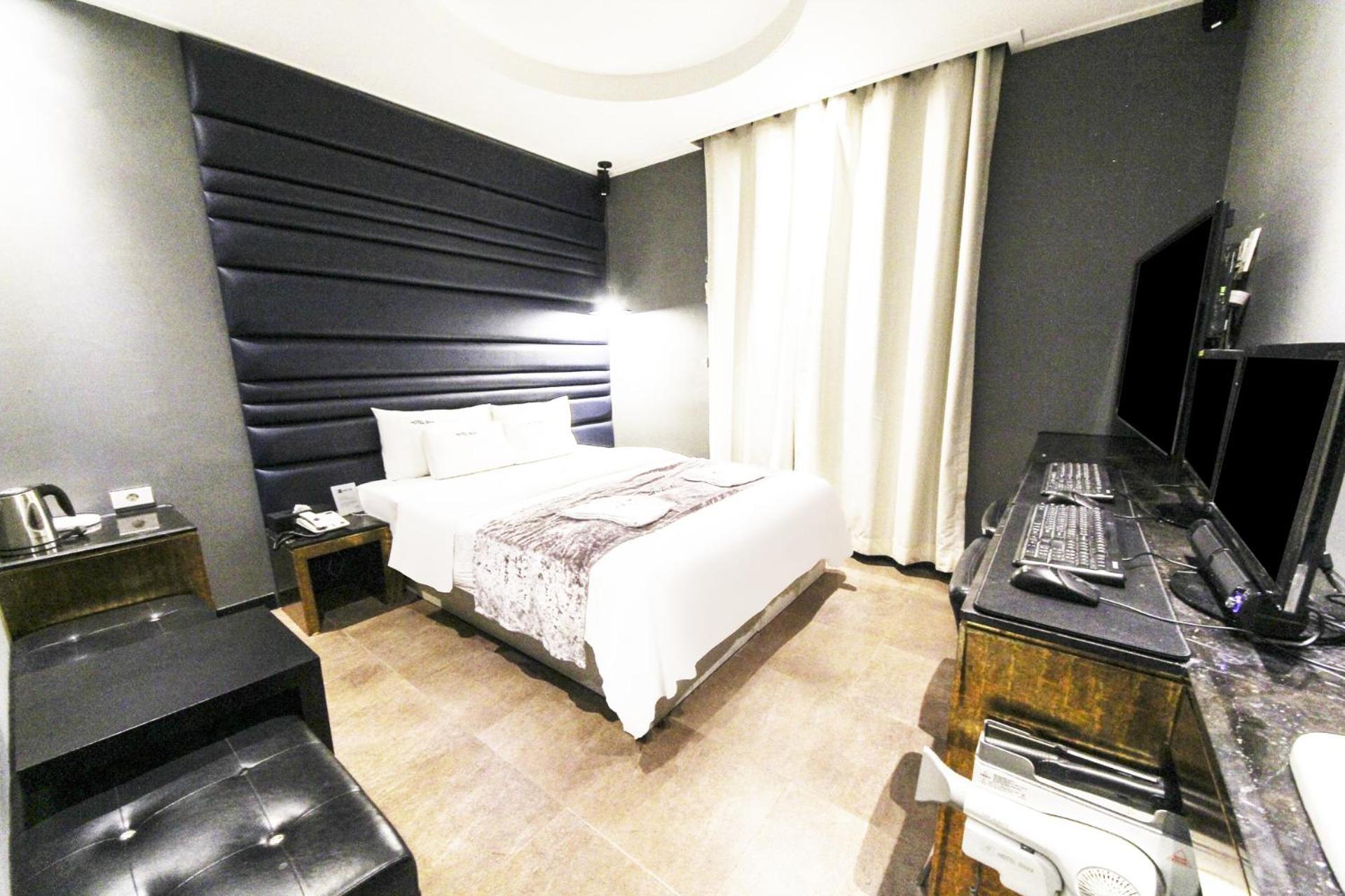 Blixx Hotel 11/50