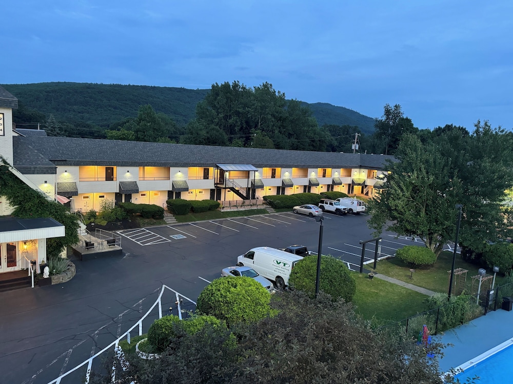 Black Mountain Inn 53/63