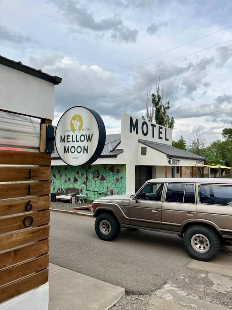 Mellow Moon Lodge 40/50