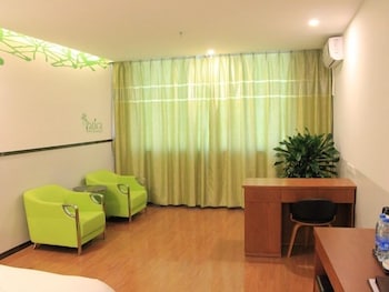 Vatica Hotel (Shanghai International Tourist Resort Huaxia East Road Metro Station) 16/21