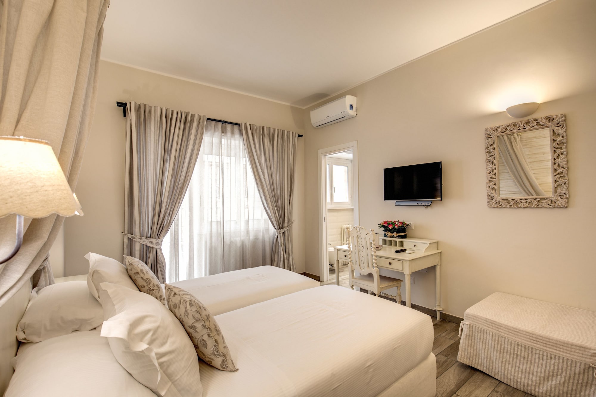 ROOM, DOUBLE OR TWIN BED