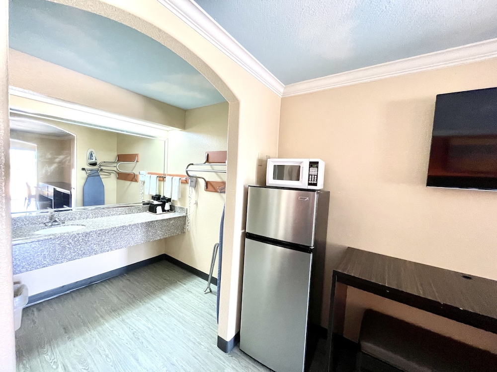 Luxury Inn & Suites Liberty 28/65