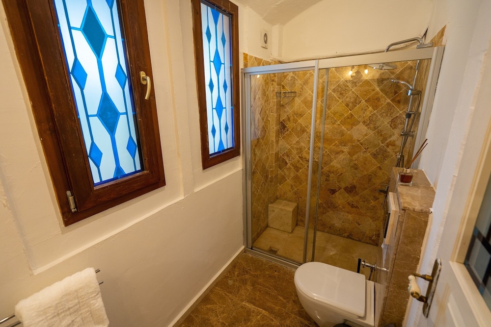 Cunda Battalos Kucuk Otel 48/50