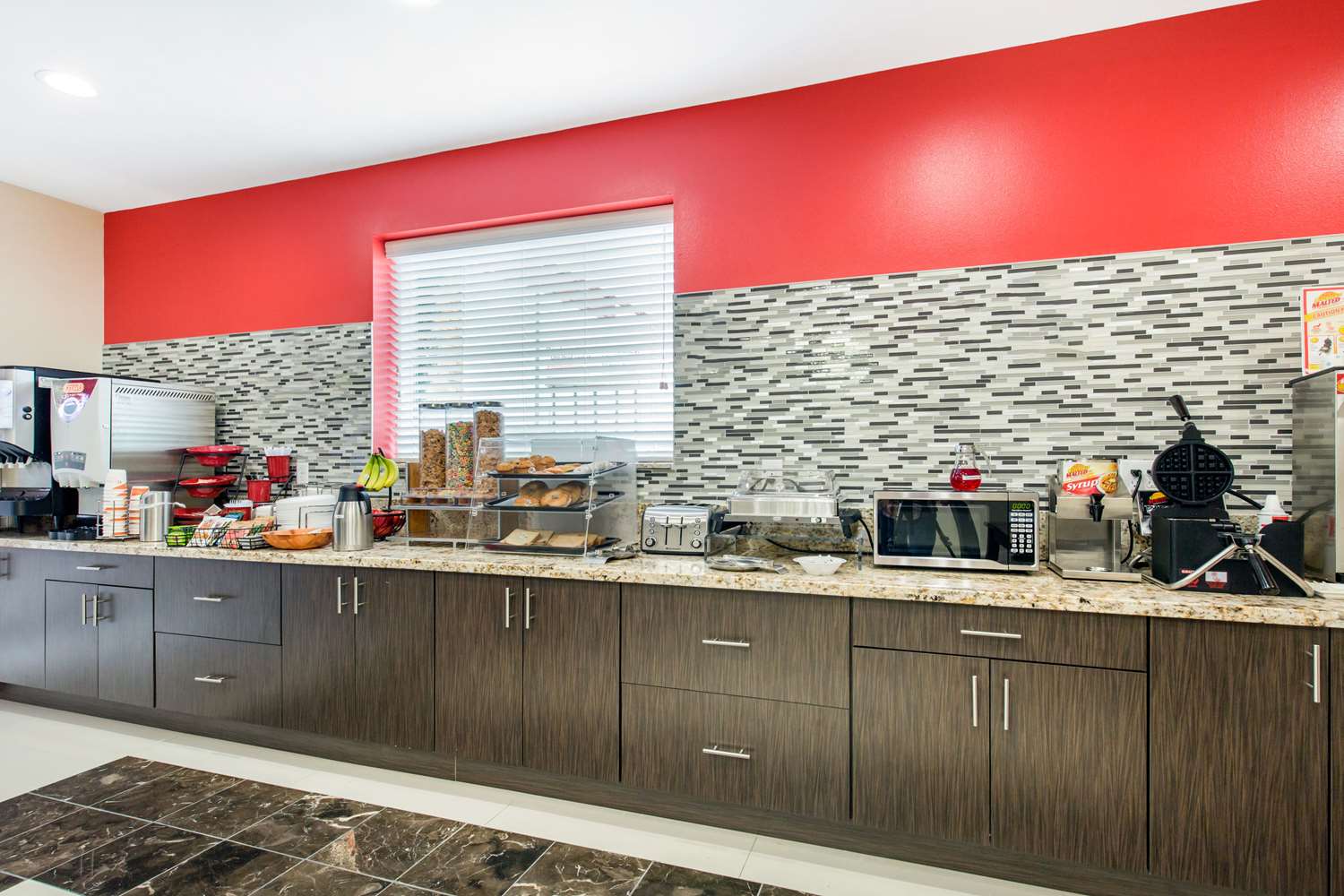 Red Star Inn & Suites Willowbrook 8/21