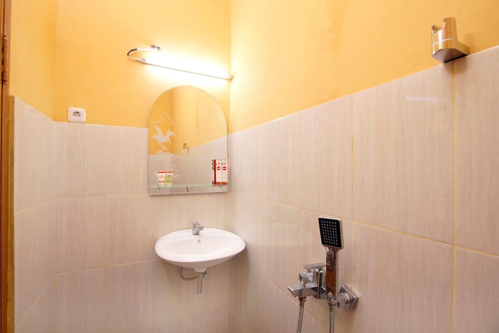 Hotel O near UGM formerly Bayang Brothers Guest House 53/55