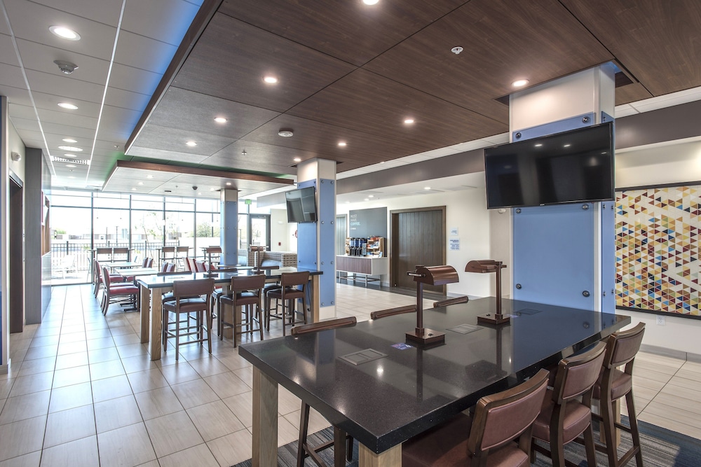 Holiday Inn Express and Suites Phoenix North Happy Valley an IHG Hotel 48/64