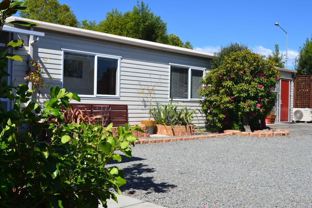 Mcwilliam Apartments 43/44