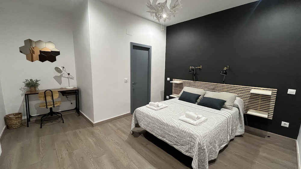 غرفة بسرير مزدوج