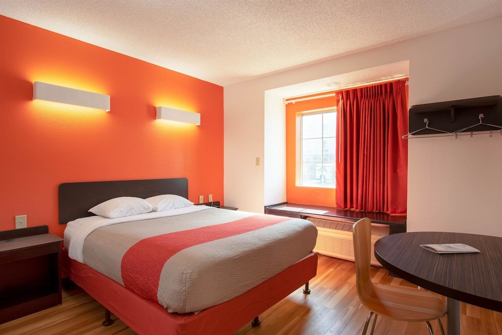 SUITE, QUEEN BED