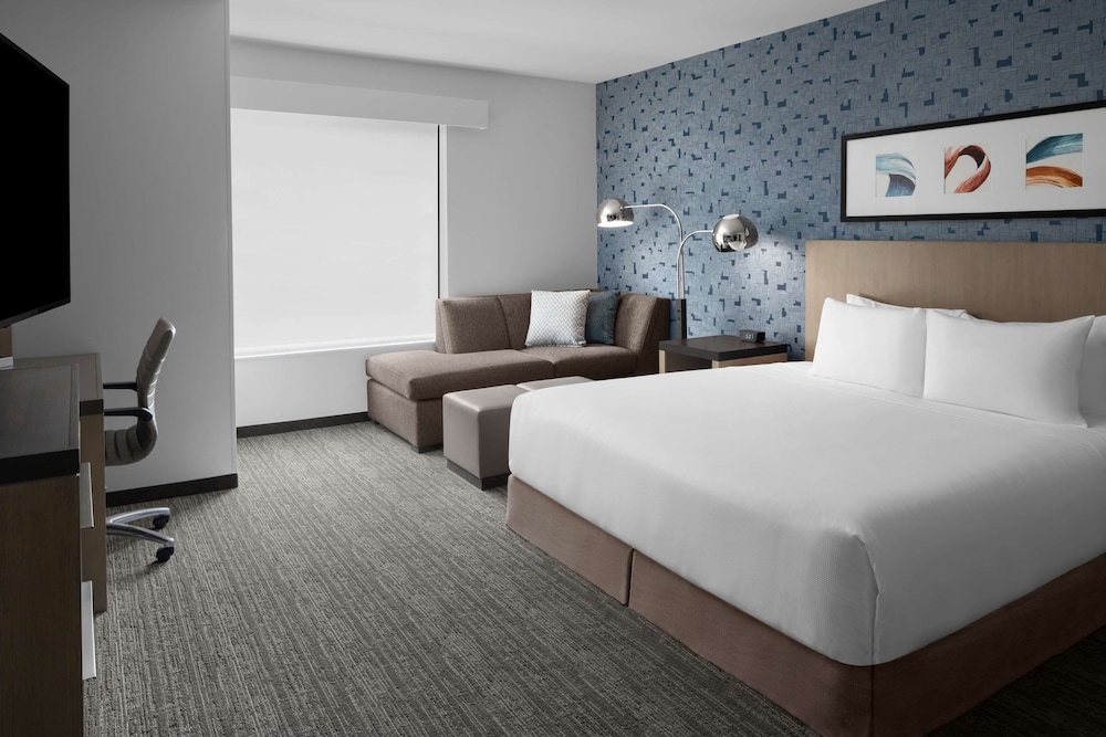 Room, King Bed, Den, Accessible