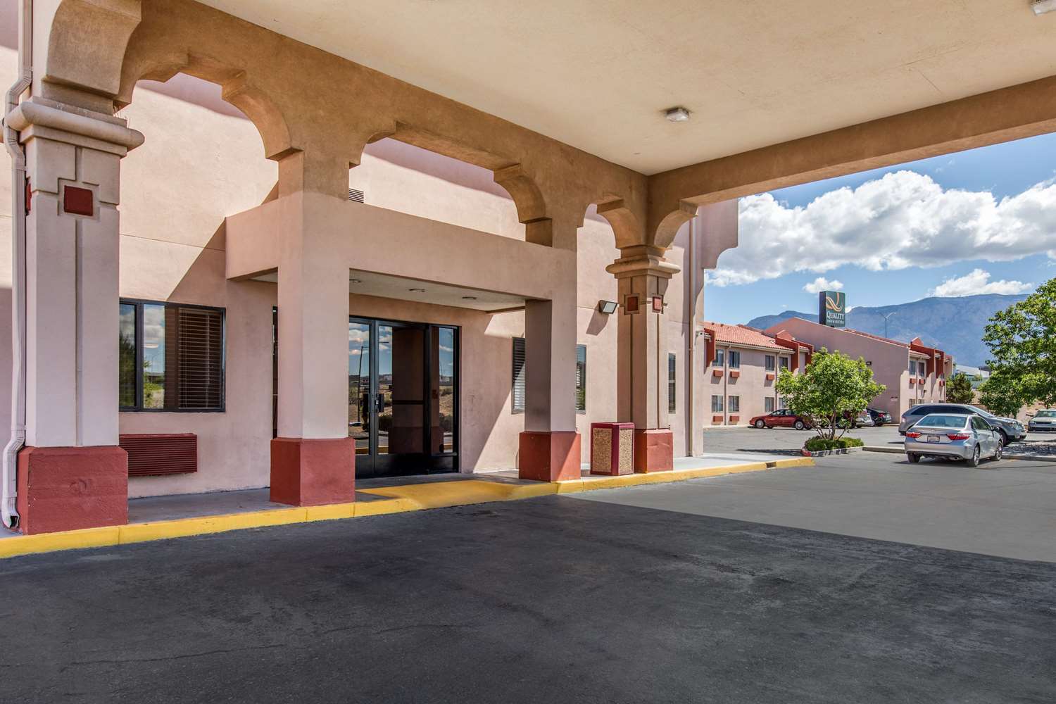 Quality Inn & Suites Albuquerque North Near Balloon Fiesta Park 16/17