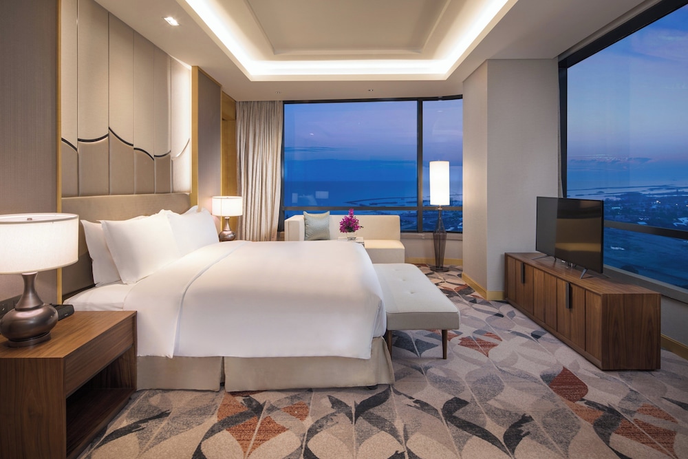 1 Bedroom, Suite, King Bed, Dining Area, Kitchen