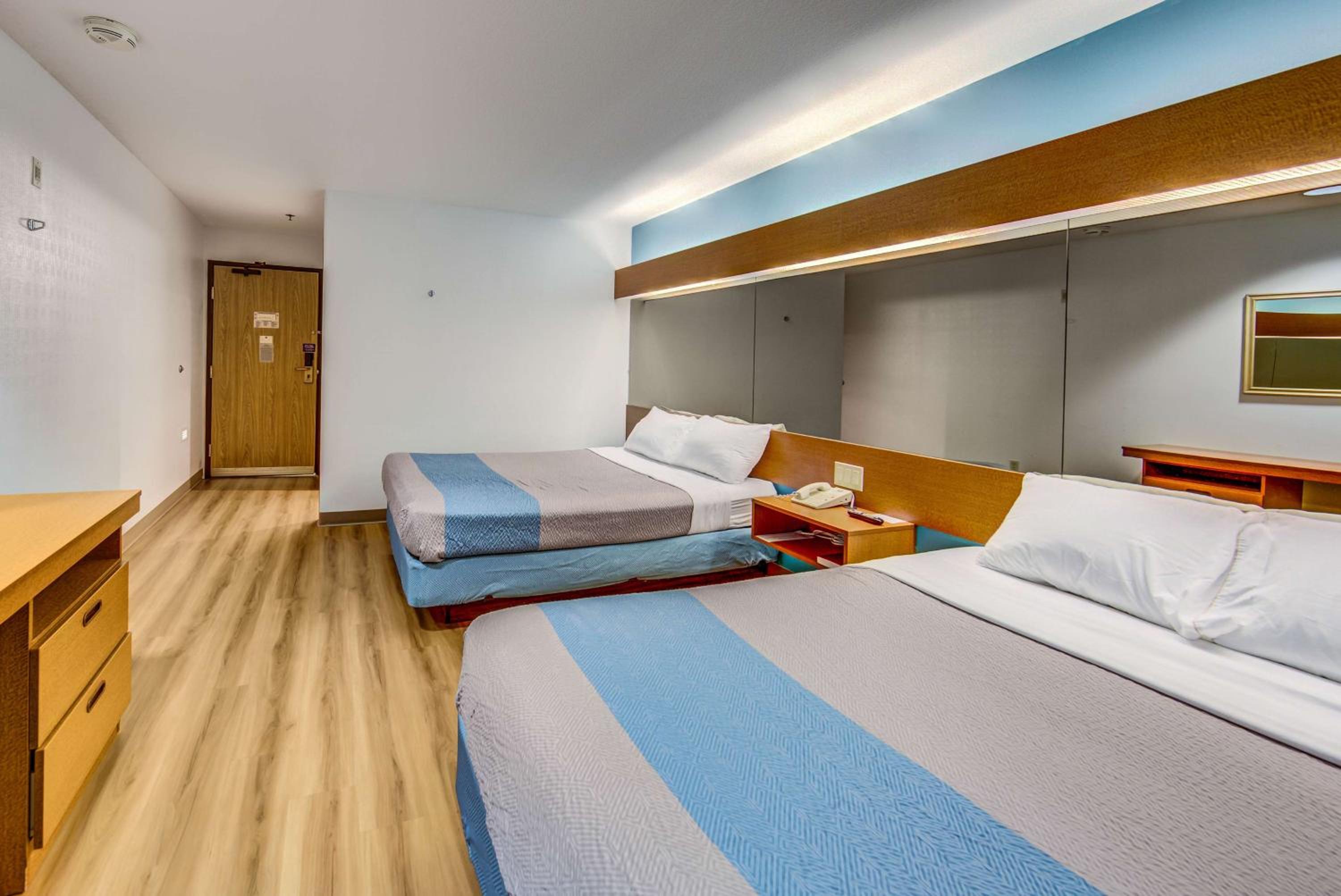 2 Queen Beds Mobility Access Ri Shwr Nsmk