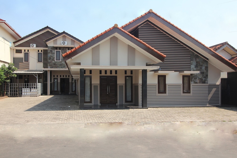 OYO 1547 Wisma Ray Syariah 25/31