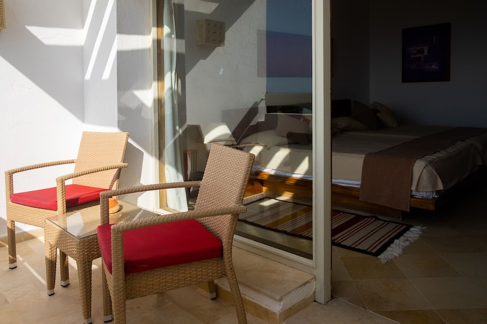 THE ORANGERS BEACH RESORT AND BUNGALOWS 22/43