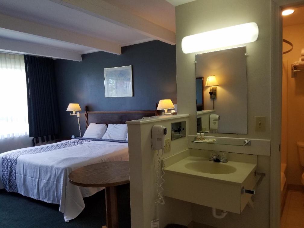 غرفة بسرير كينج وسرير بطابقين، Travelodge By Wyndham Lake George Ny 5/7