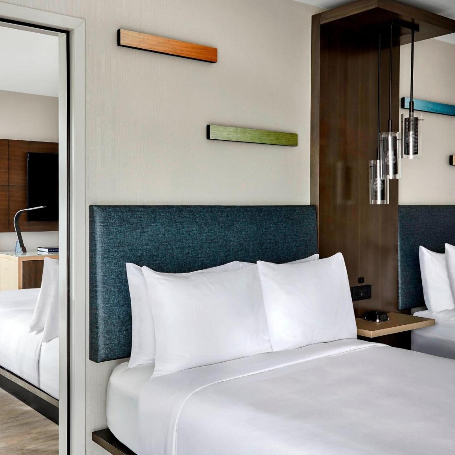 غرفة بسريرين مزدوجين بإطلالة على المسبح، Anaheim Marriott 4/6