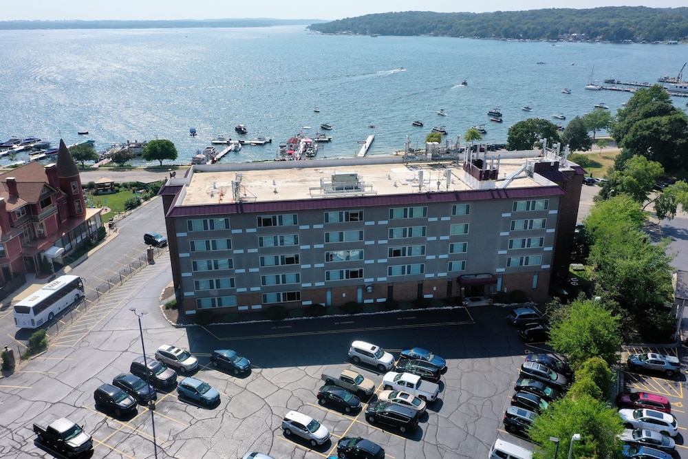 Harbor Shores on Lake Geneva 1/50