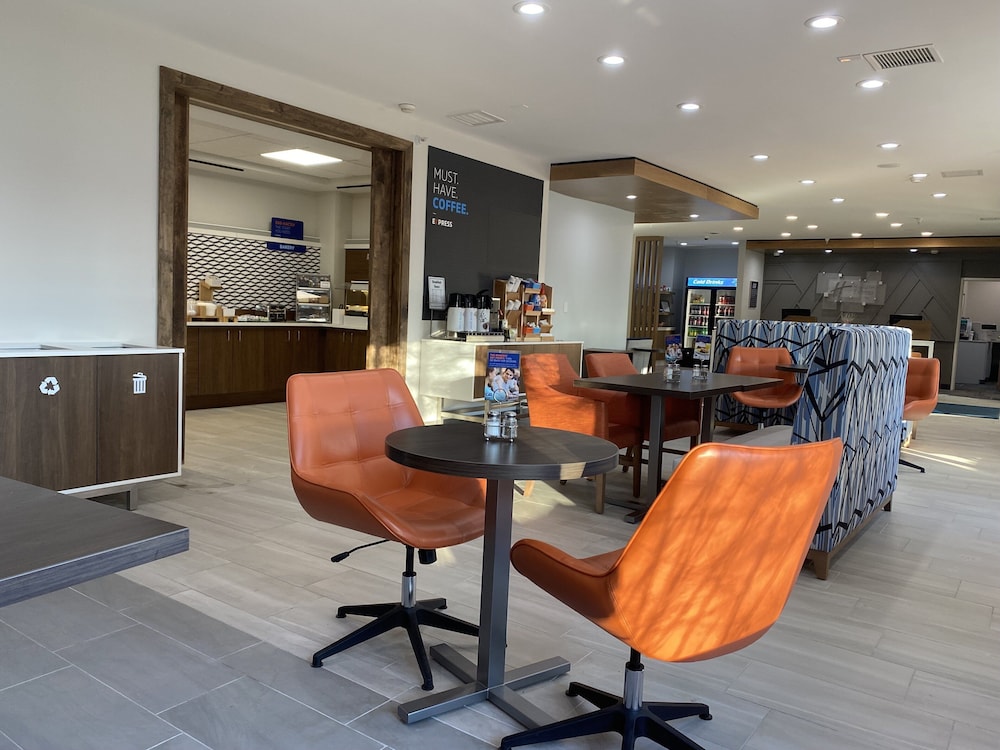 Holiday Inn Express Hotel Suites Plymouth 66/82