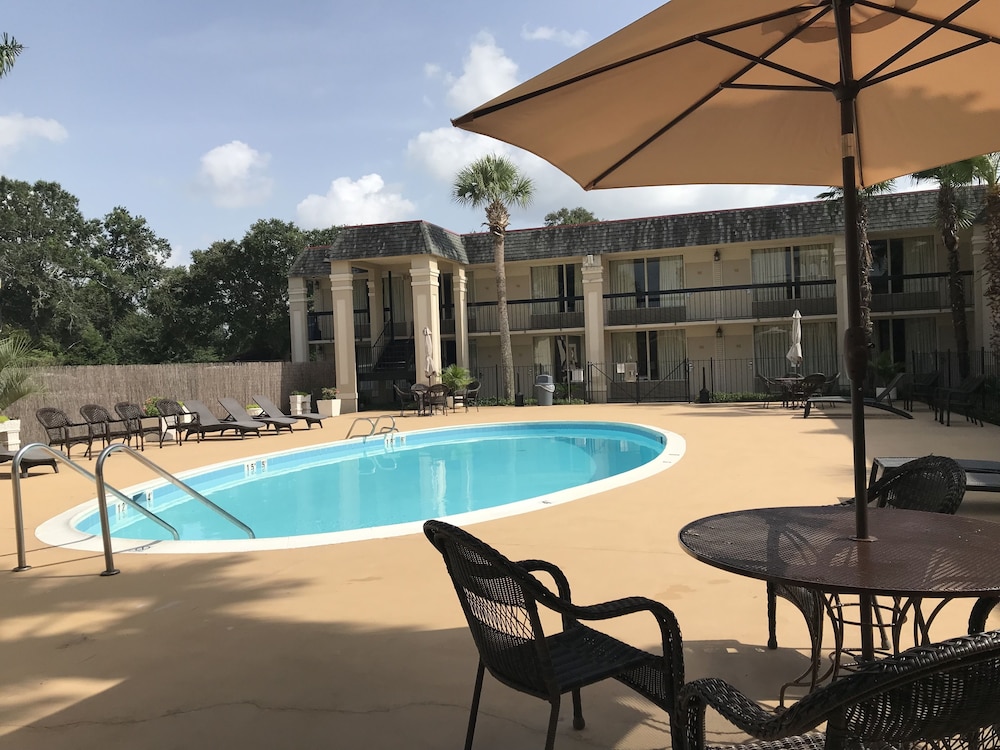Carmel Inn Suites 25/47