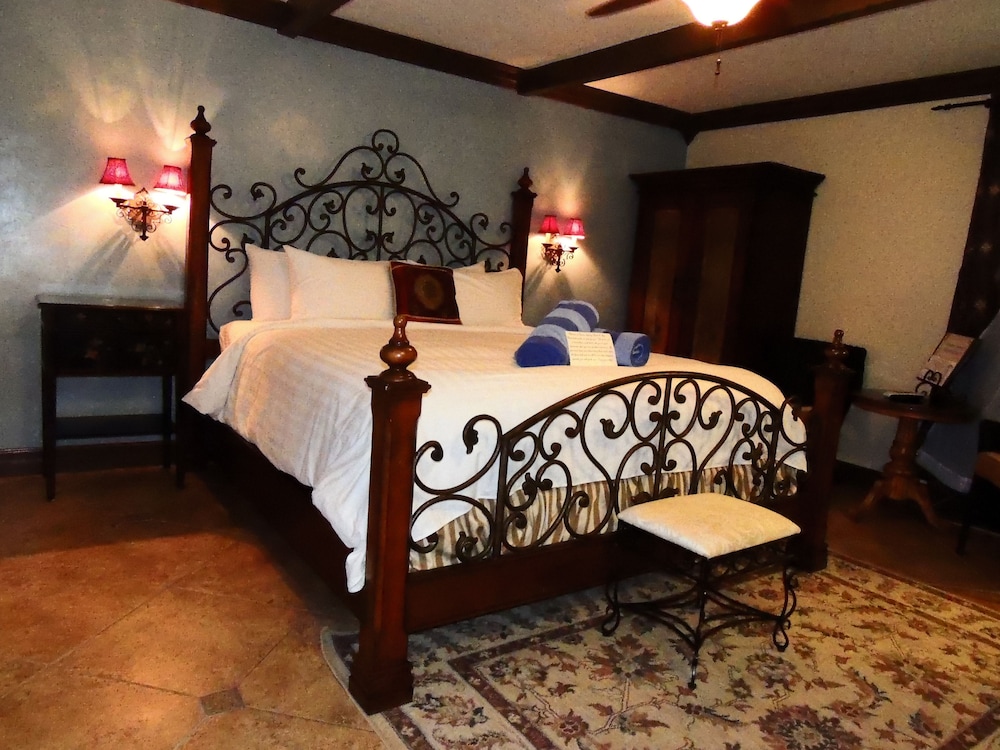 Standard, King Bed, Garden Area