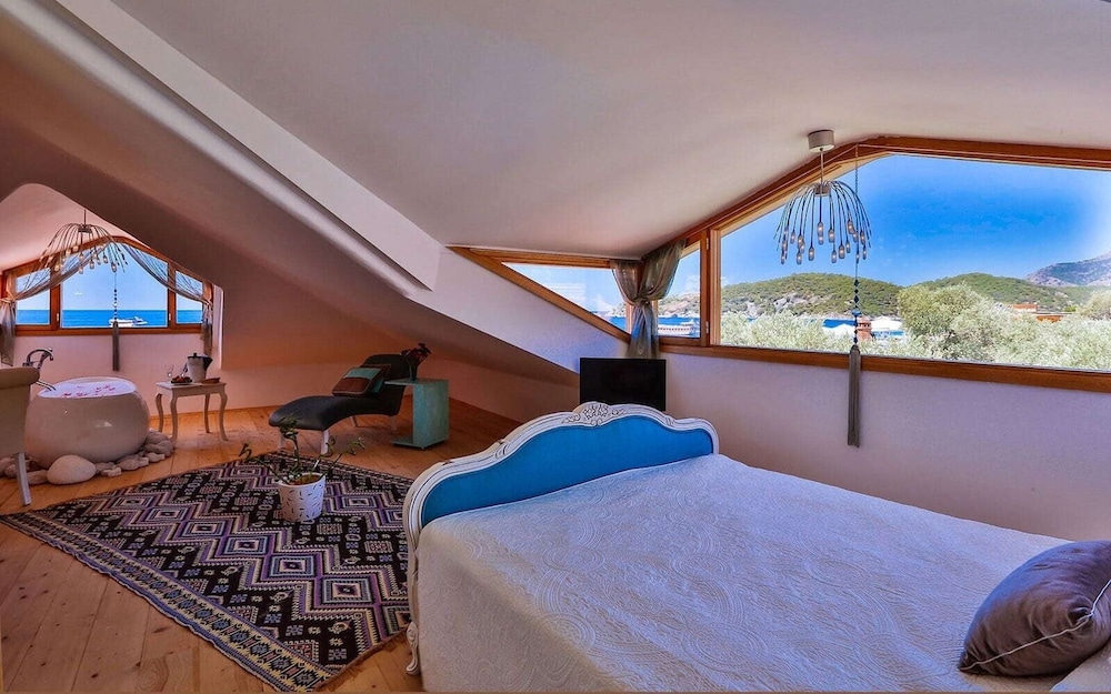 SUPERIOR, SEA VIEW, ATTIC
