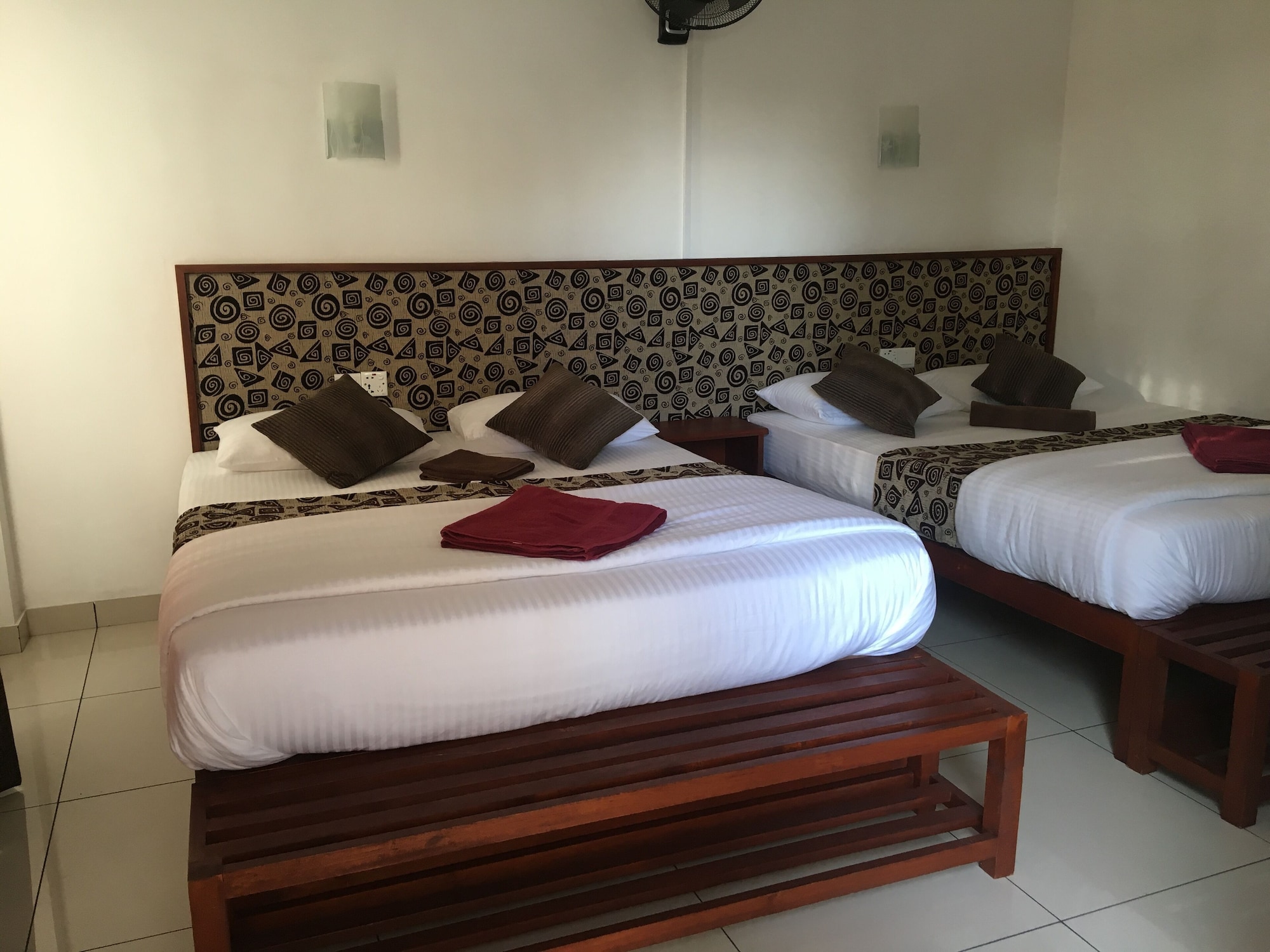 DELUXE, 2 DOUBLE BEDS