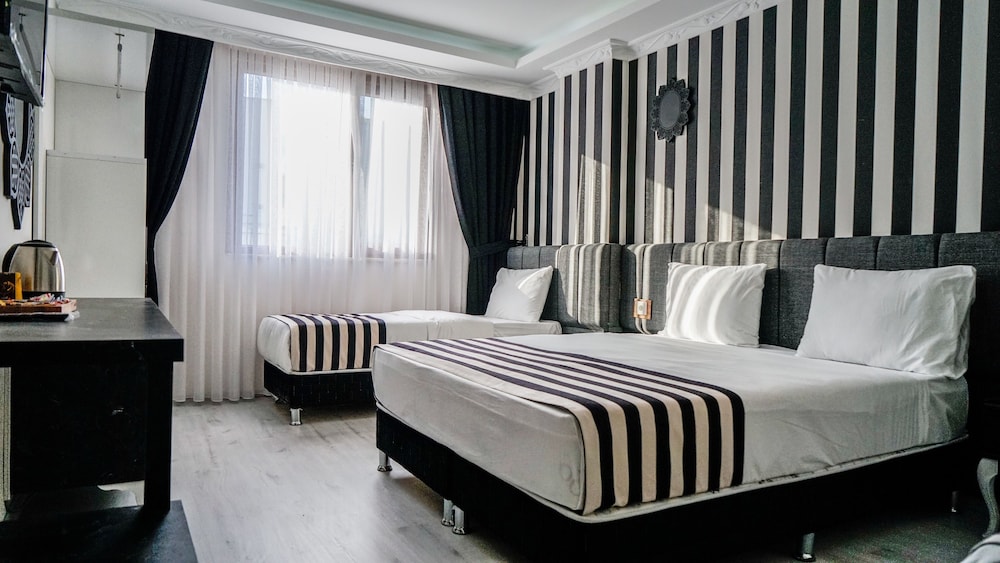 DELUXE, DOUBLE OR TWIN BED