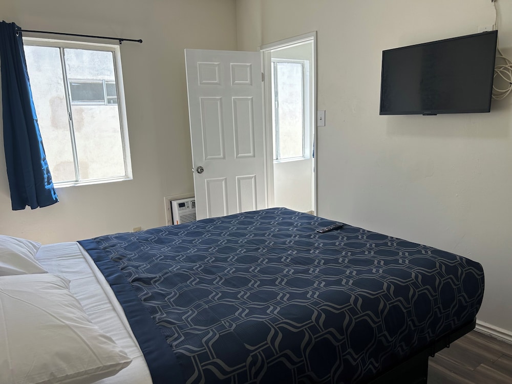غرفة أساسية بسرير كوين، Budget Inn Hollywood 2/3