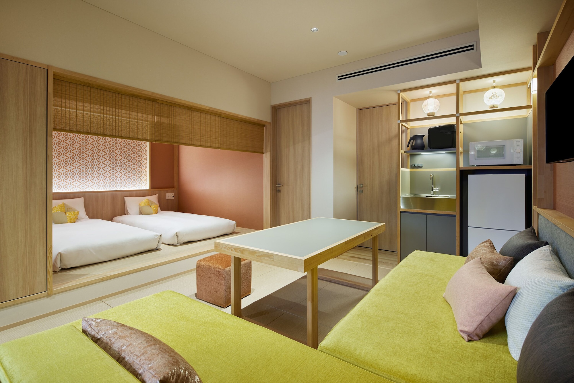 غرفة بسريرين منفصلين مع أريكة مع أريكة
