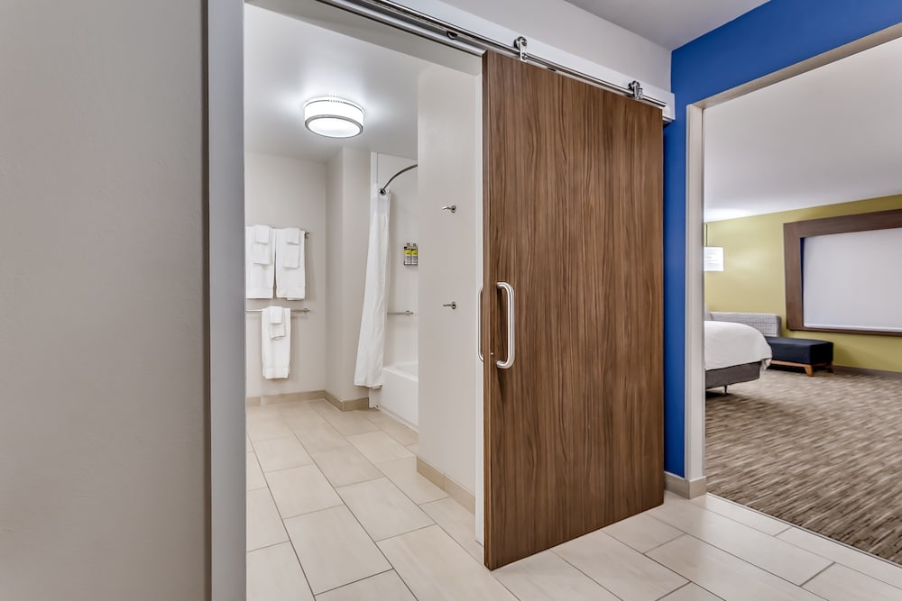 Holiday Inn Express & Suites Hammond 32/69