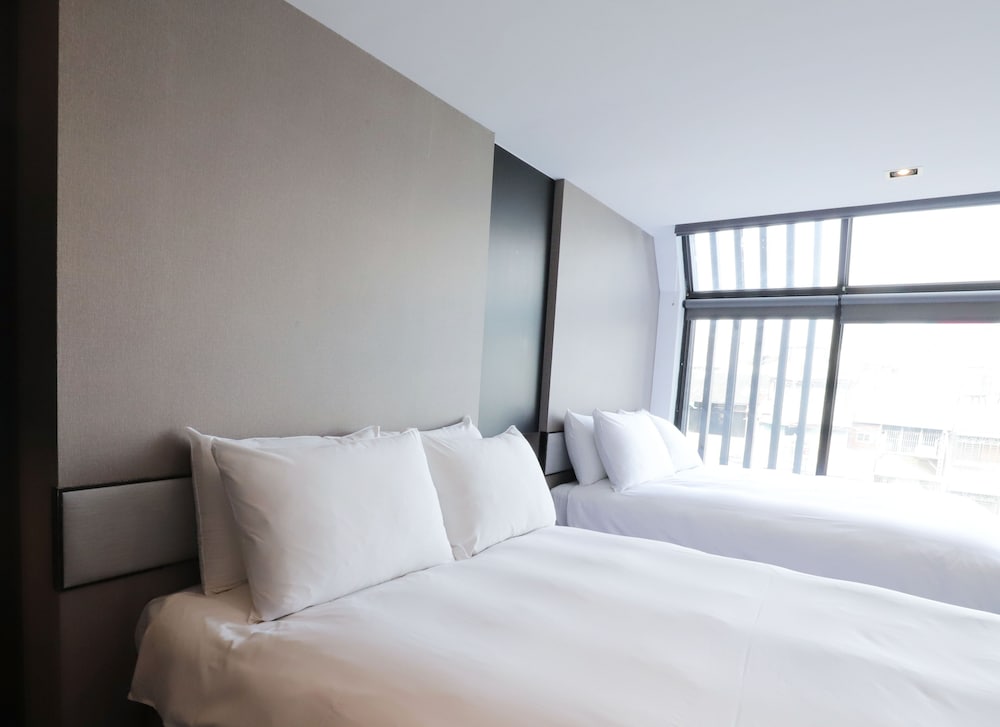 Slow Town Hotel 27/67