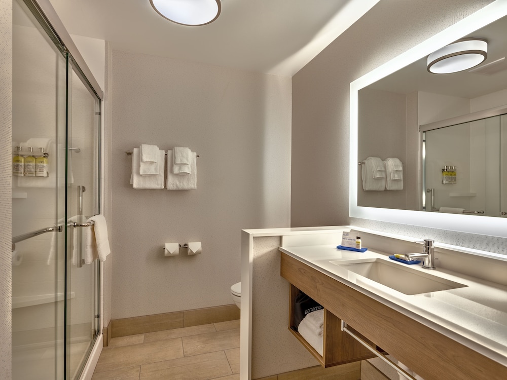 Holiday Inn Express and Suites Salem North - Keizer 24/71