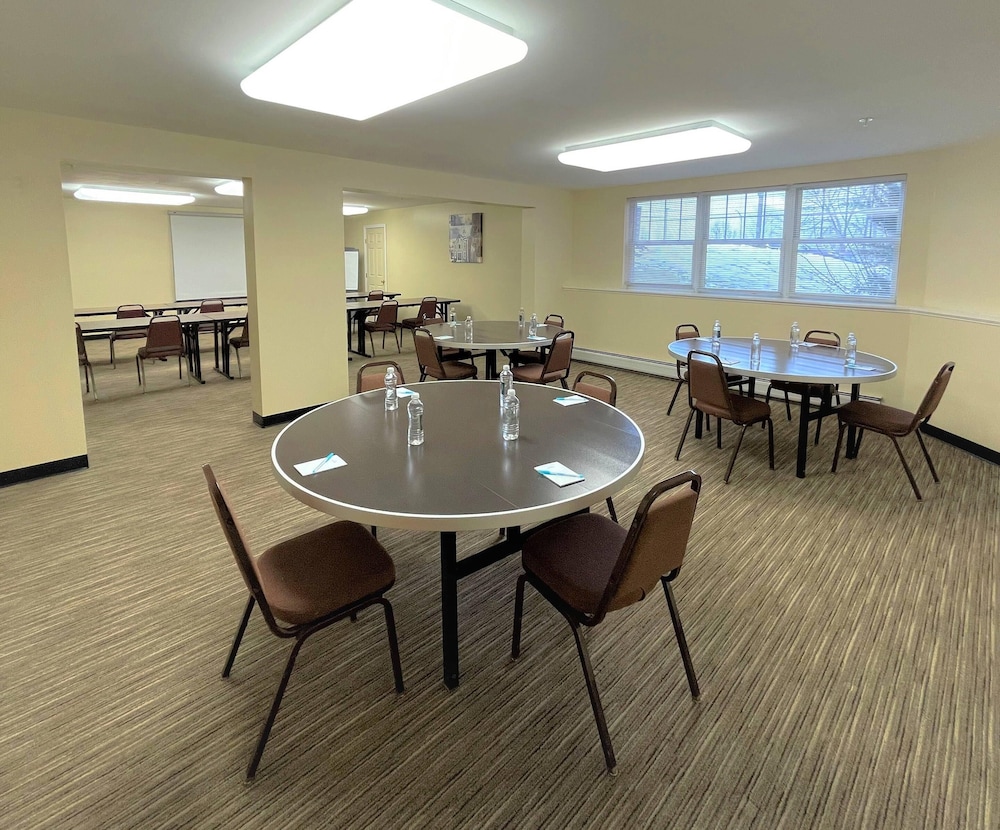 Smart Suites, an Ascend Collection Hotel 40/50