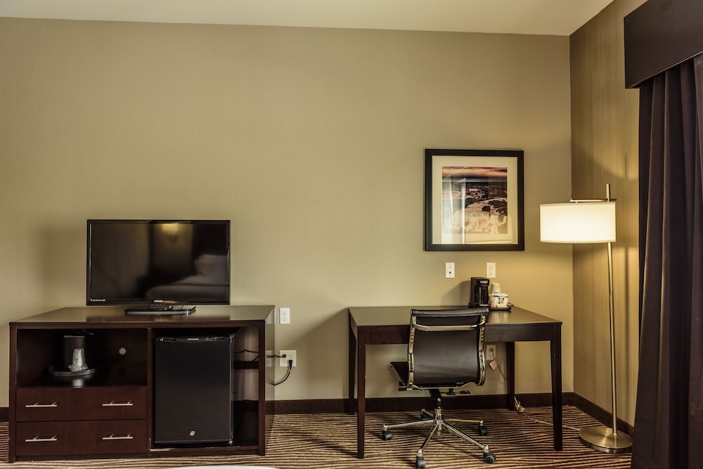 Holiday Inn Express Cheektowaga North East 39/46