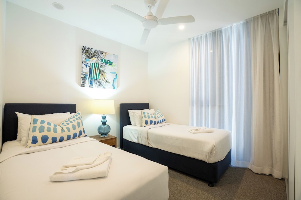 2 Bedrooms, Twin Beds, King Bed, Ocean Front