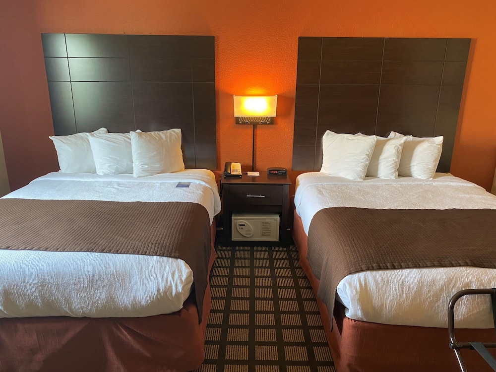 Baymont by Wyndham Lakeville 5/17