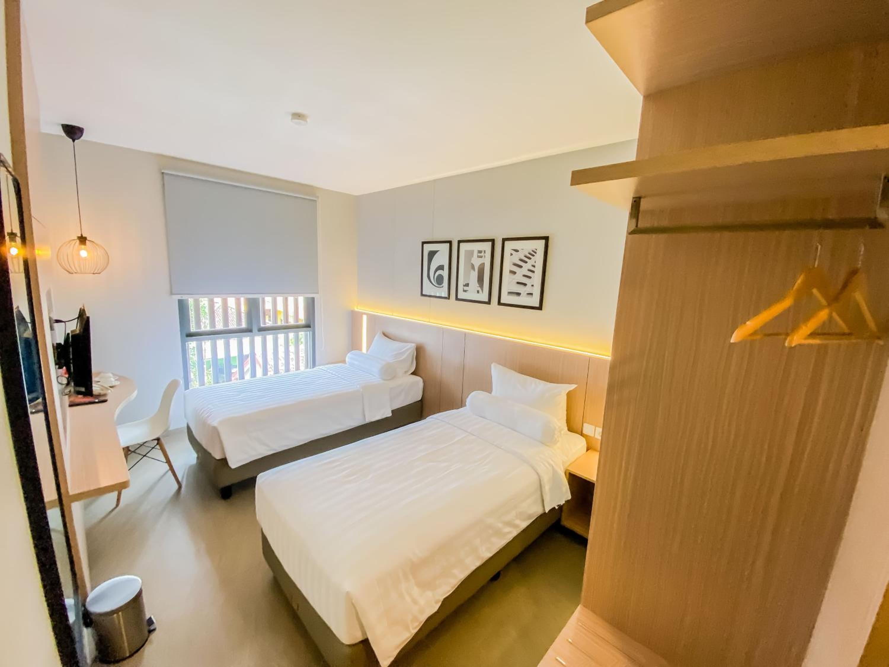 Front One King Hotel Tuban 24/68