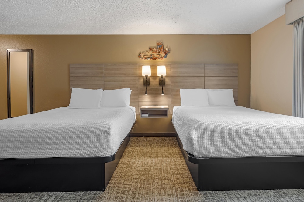 Standard, 2 Queen Beds, Hot Tub