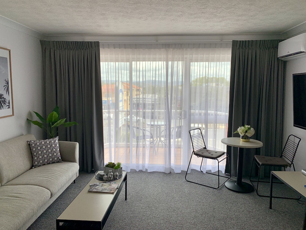 Outrigger Resort 43/76