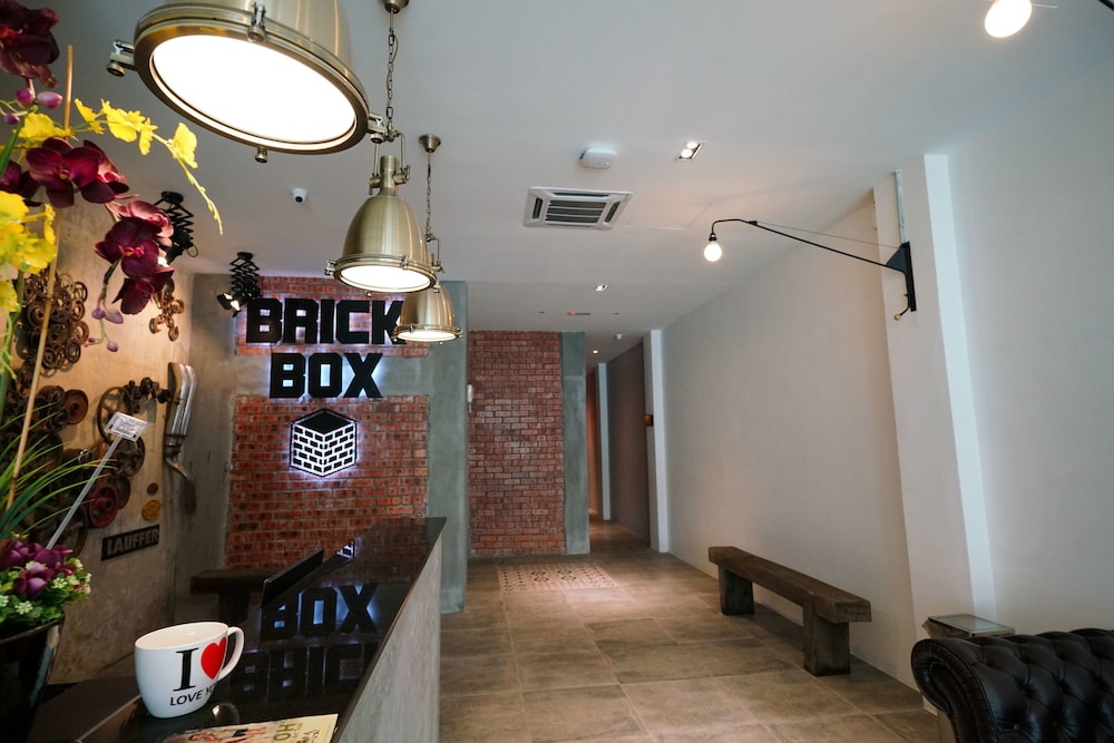 Brick Box Hotel 6/45