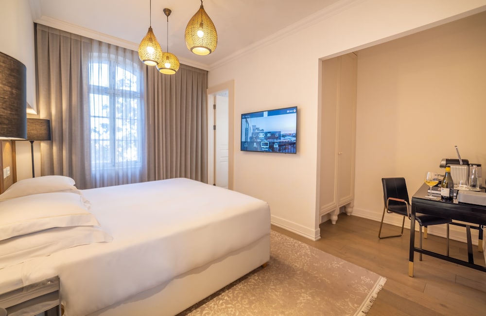 DELUXE, DOUBLE OR TWIN BED