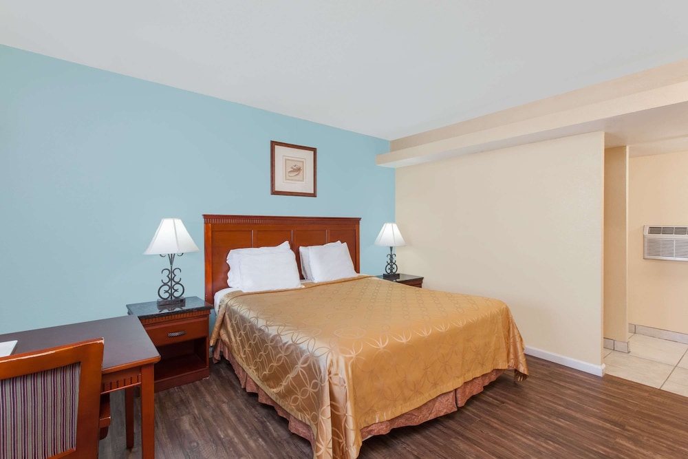 Travelodge by Wyndham San Diego SeaWorld 8/35