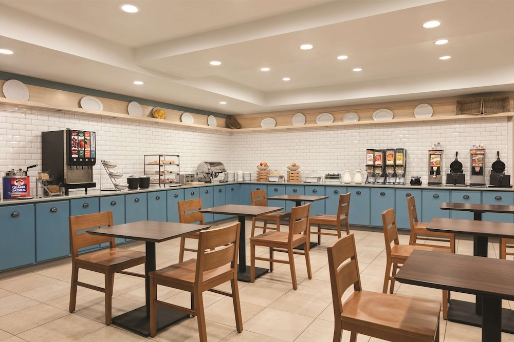 Country Inn and Suites by Radisson, Petersburg, VA 24/34