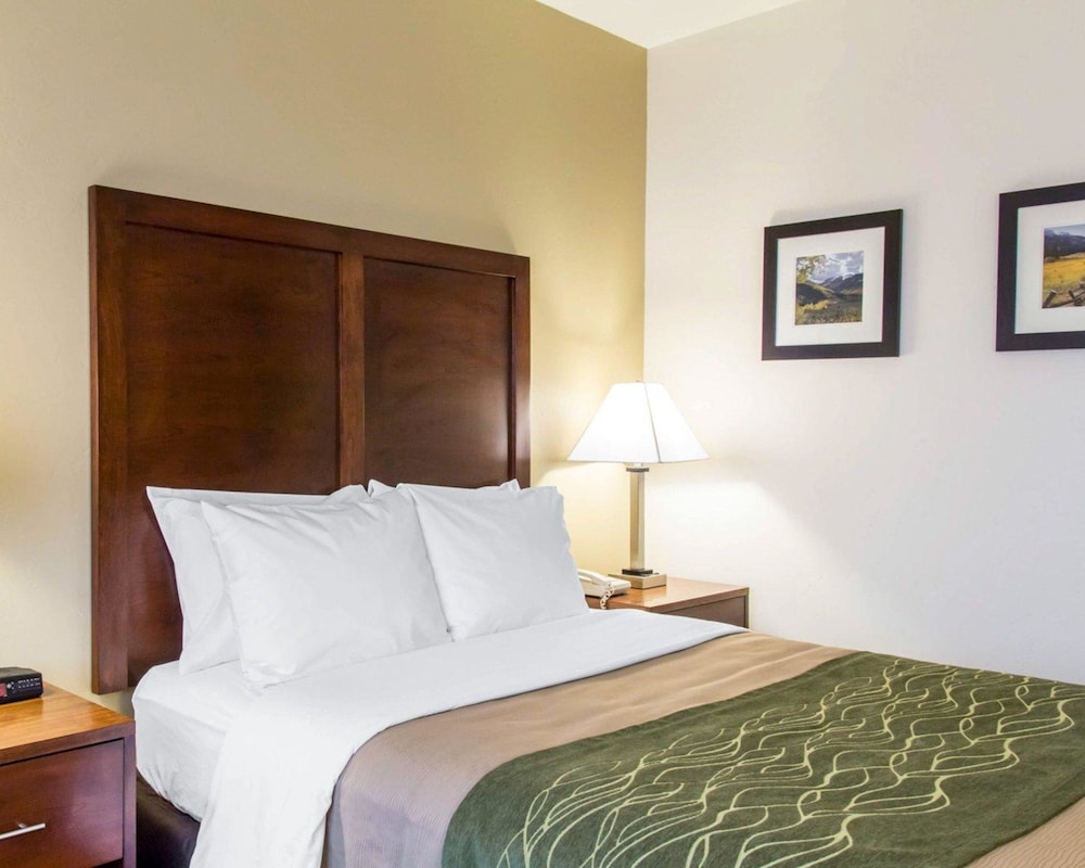 Quality Inn & Suites Vail Valley 12/35