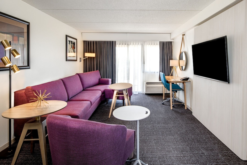 CROWNE PLAZA MILWAUKEE AIRPORT 33/81