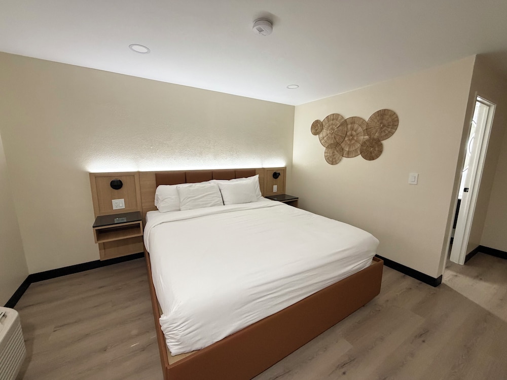 ROOM, QUEEN BED, ACCESSIBLE