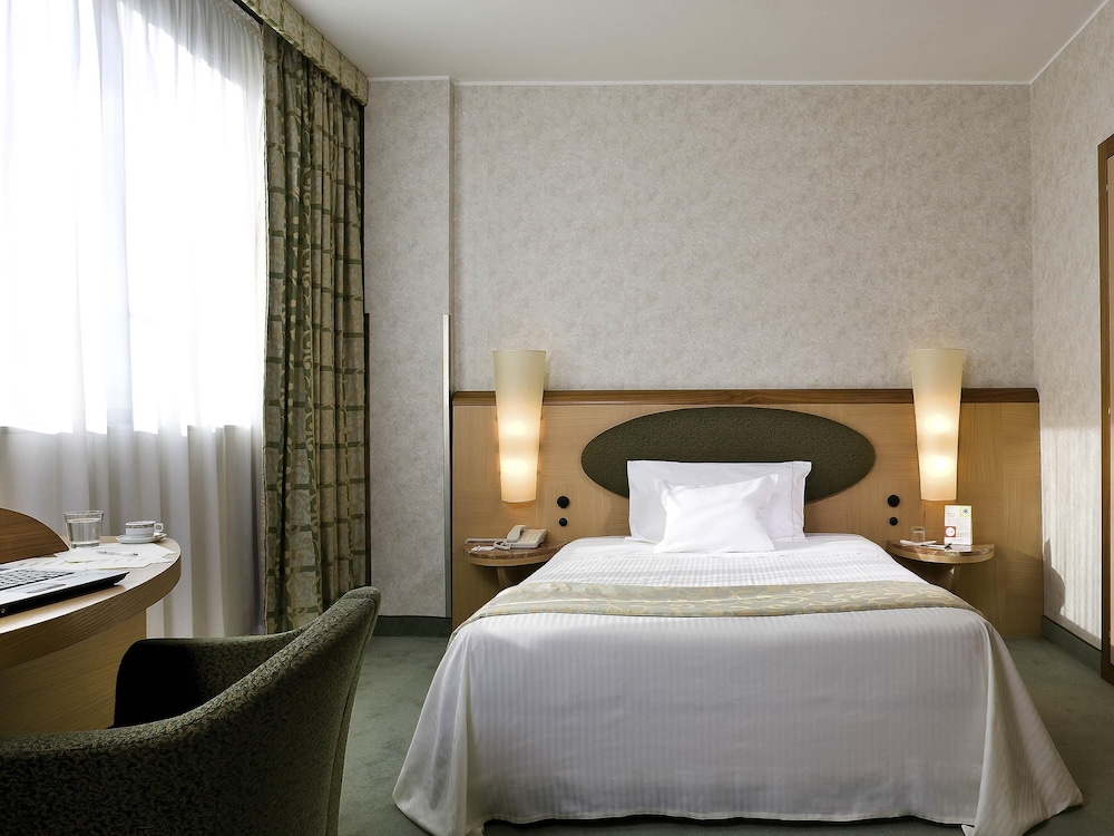 STANDARD, QUEEN BED