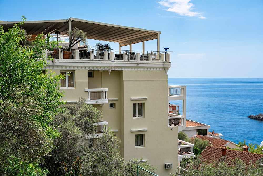 Hotel Adrovic 64/74
